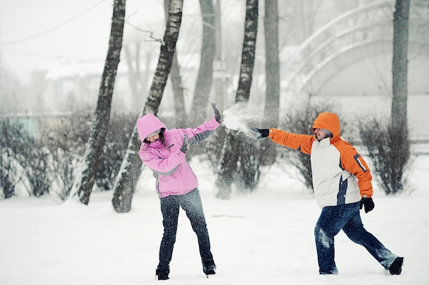 Bataille De Boules De Neige Couple S Amusant Jouer Dans La Neige L