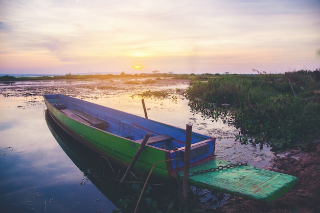 Bateau au coucher du soleil Photo gratuit