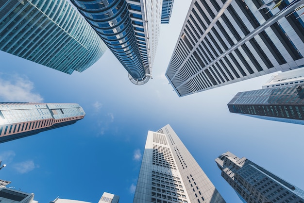 Bâtiments modernes sur un ciel bleu au centre-ville de singapour. Photo Premium