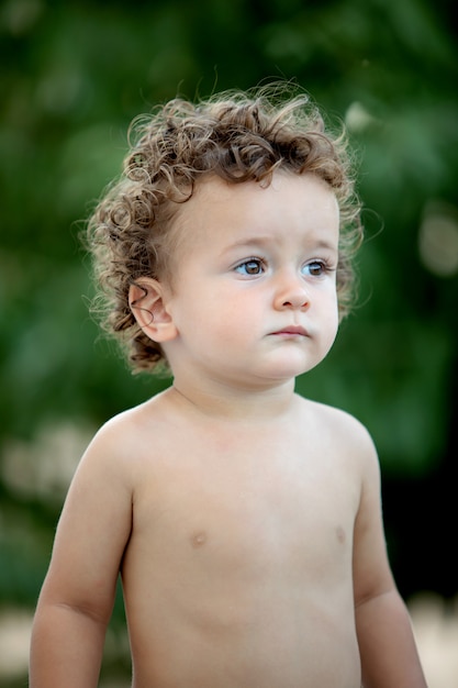 Beau Bebe Aux Cheveux Boucles Dans Le Jardin Photo Premium