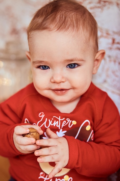 Beau Bebe Aux Yeux Bleus Tient Une Noix Photo Gratuite