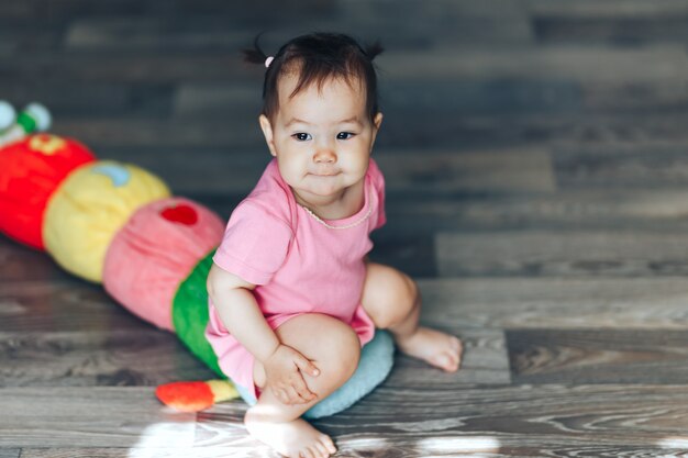 Beau Bebe Mignon Kazakh Fille D Un An Sittimg Sur Le Sol A La Maison Photo Premium