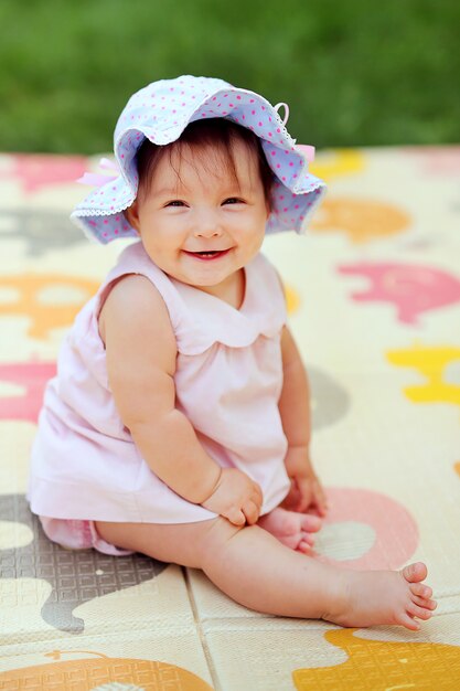 Beau Bebe Souriant Jouant Dans Le Jardin Heureux Mignon Petit Enfant S Amuser Dans Le Parc Douce Fille Ensoleillee Au Panama Photo Premium