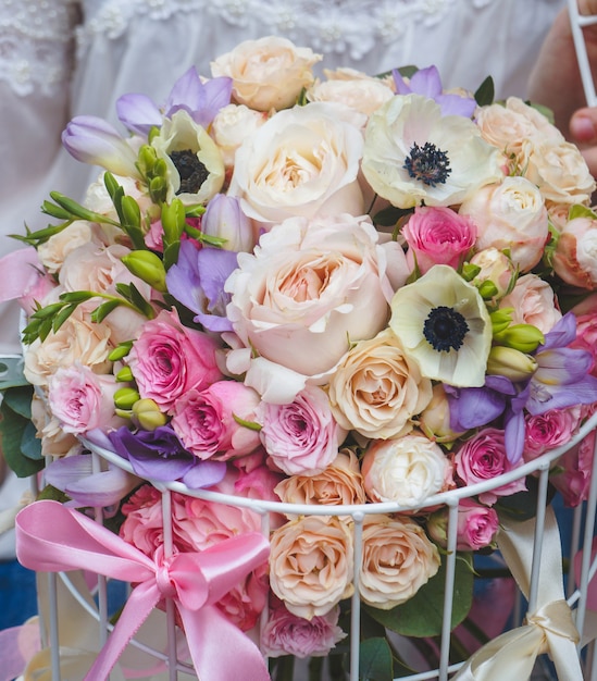 Un Beau Bouquet De Fleurs De Couleur  Pastel  Dans Un 