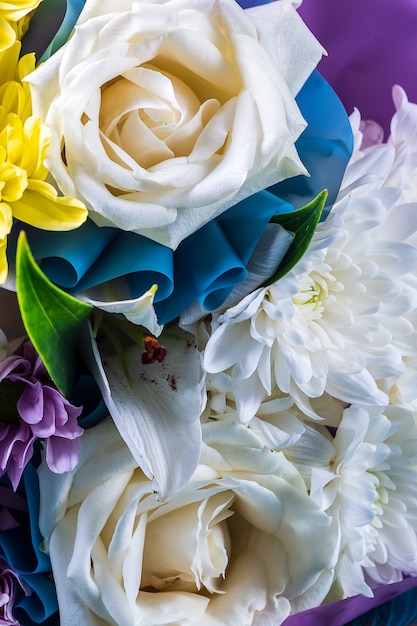 Beau Bouquet De Fleurs Dété Sur Fond Coloré Télécharger