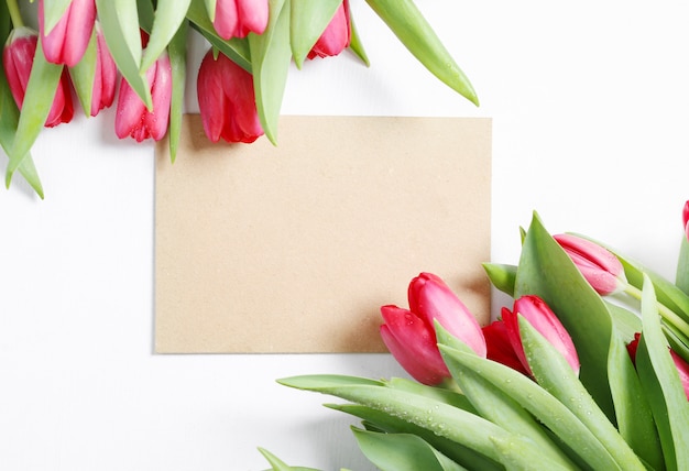 Photo Gratuite Beau Bouquet De Tulipes Avec Carte De Voeux Vierge