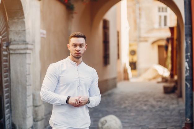 Beau businesman dans une ville d'été Photo gratuit