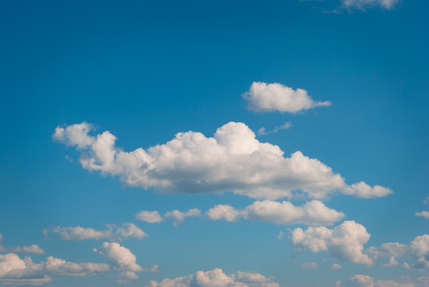 Beau Ciel Bleu Avec Des Nuages Photo Premium