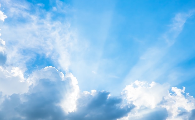 Beau Ciel Bleu Avec Un Rayon De Soleil Avec Nuageux Photo Premium