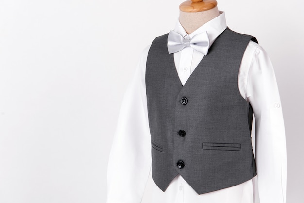 Beau Costume Gris Pour Homme Avec Une Chemise Et Un Noeud