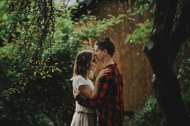 Le Beau Couple Amoureux Embrassant Dans Le Parc Photo Gratuite
