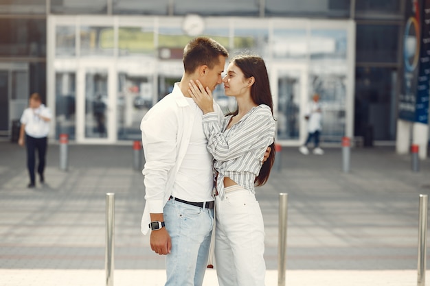 Beau couple debout près de l'aéroport Photo gratuit