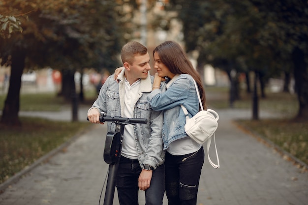 Beau couple passe du temps dans la rue Photo gratuit