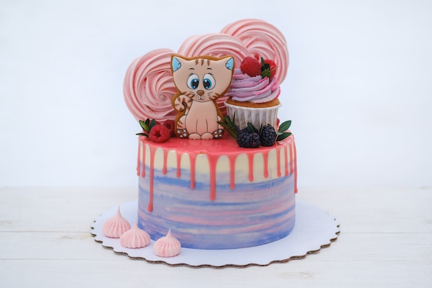 Beau Gateau D Anniversaire Avec Une Jolie Figurine De Chaton Decoree De Meringue Rose De Mures Fraiches Et De Framboises Photo Premium