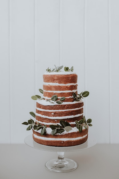 Beau Gateau De Mariage Rustique Decore D Eucalyptus Sur Un Fond En Bois Blanc Photo Gratuite