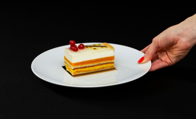 Beau Gateau A Plusieurs Couches Avec De La Creme Blanche Et Des Groseilles Rouges Sur Une Plaque Blanche Dessert Photo Premium