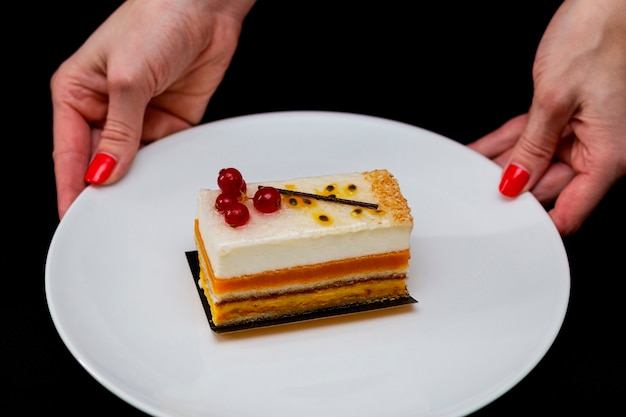 Beau Gateau A Plusieurs Couches Avec De La Creme Blanche Et Des Groseilles Rouges Sur Une Plaque Blanche Dessert Photo Premium