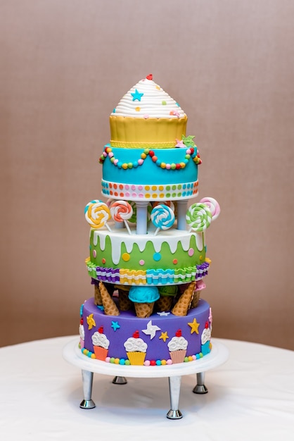 Beau Gateau Pour Enfants Multicolore Avec Plusieurs Couches Decorees De Bonbons Photo Premium