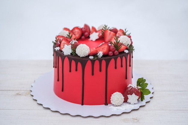 Beau Gateau Rouge Fait Maison Avec Des Baies De Fraises Fraiches Sur Fond Blanc Gateau De Mariage Gateau D Anniversaire Dessert De Vacances Photo Premium