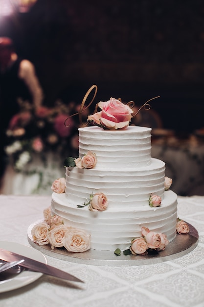 Beau Gros Gateau De Mariage En Couches Recouvert De Fleur De Dessert Decoree De Creme Blanche Photo Premium