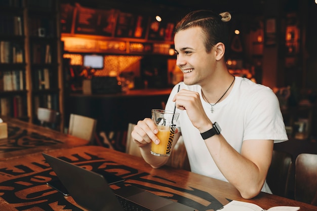 Beau Jeune Homme Avec Coupe De Cheveux Créative En Chemise ...