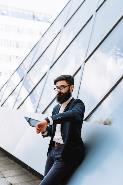 Beau, Jeune Homme, Tenue, Tablette Numérique, Regarder ...