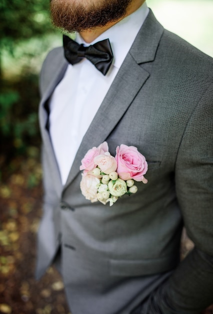 Beau Marié Barbu En Costume Gris Avec Une Fleur à La