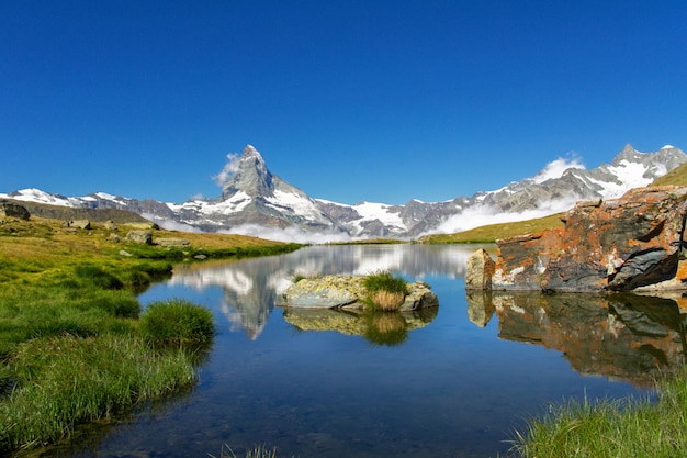 Beau Paysage Des Alpes Suisses Avec Le Lac Stellisee Et La Réflexion Du ...