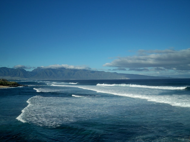 Beau Paysage De La Mer Calme Sous Le Ciel Clair A Hawai Photo Gratuite