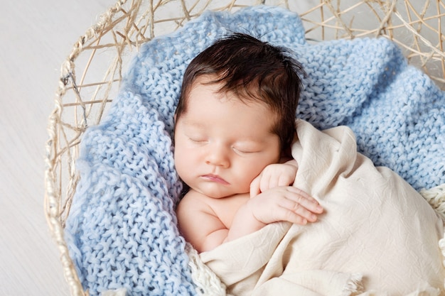 Beau Petit Bebe Nouveau Ne 2 Semaines Dormant Dans Un Panier A Carreaux Tricotes Portrait De Joli Bebe Nouveau Ne Photo Premium