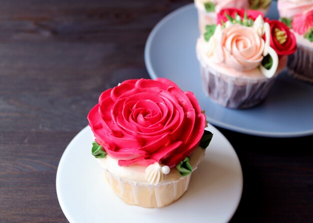 Beau Petit Gateau Garni De Creme Fouettee En Forme De Rose Rouge Photo Premium