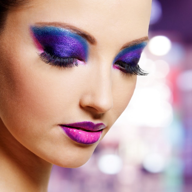 Beau Visage De Femme Avec Un Maquillage De Mode Violet Vif Photo Gratuite