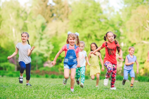 Beaucoup D Enfants De Gar Ons Et De Filles Diff Rents Qui Courent Dans