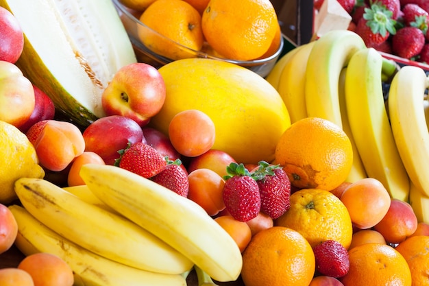 Beaucoup De Fruits Mûrs à Table Photo Gratuite 