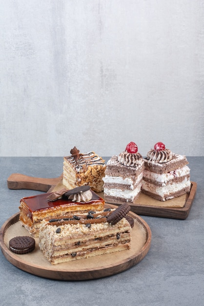 Beaucoup De Morceau De Gateaux Avec Des Biscuits Sur Une Planche A Decouper En Bois Photo Gratuite