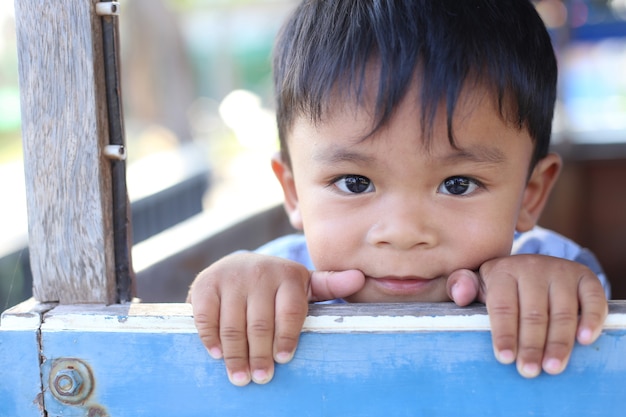 Bebe Asiatique Mignon Garcon Avec Sourire Dans Le Parc Photo Premium