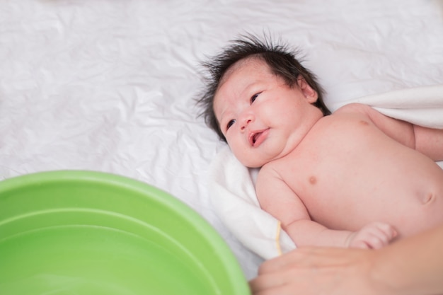 Bebe Asiatique Prenant Son Bain Fille Nouveau Nee Avec Baignade Et De L Eau Dans Le Visage Photo Premium