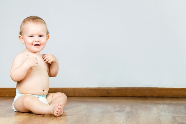 Bebe Assis Sur Le Plancher En Souriant Photo Premium