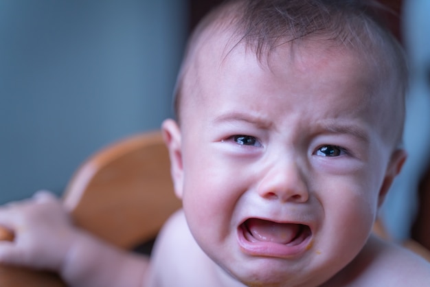 Bebe Assis Triste Et Pleurant Dans La Chambre Photo Premium