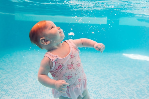 Bebe Un Bebe Heureux Apprend A Nager A Plonger Sous L Eau Avec Plaisir Dans La Piscine Pour Rester En Forme Plongee Photo Premium