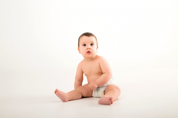 Bebe En Bonne Sante Age De 9 Mois Assis Sur Un Mur Blanc Isoler Espace Pour Le Texte Photo Premium