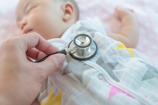 Bebe Chez Le Medecin Faisant Controler L Haleine Avec Un Stethoscope Photo Premium