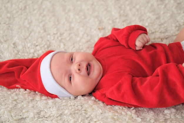 Bebe En Costume De Pere Noel Tout Petit De Noel En Bonnet De Noel Bebe En Costume Rouge Et Chapeau Photo Premium