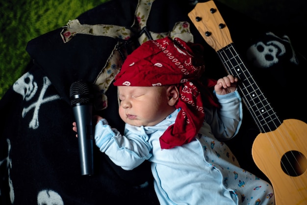 Bebe Dans Un Bandana Rocker Repose Avec Une Guitare Et Un Micro Photo Premium