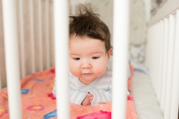 Bebe Dans La Creche Bebe Drole Dans Un Lit A Baldaquin Blanc Interieur De La Chambre D Enfants Et Literie Pour Enfants Photo Premium