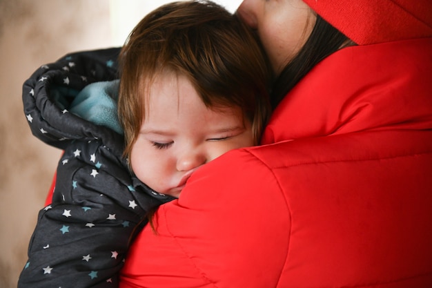 Le Bebe Dort Dans Les Bras De Sa Mere Apres Une Promenade Fermer Bebe Qui Dort Le Nouveau Ne Dort Dans Les Bras De Sa Mere Photo Premium