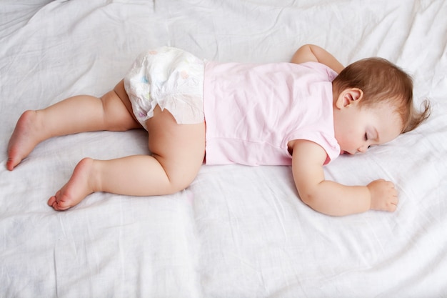 Le Bebe Dort Sur Le Ventre Sur Un Lit Blanc Photo Premium