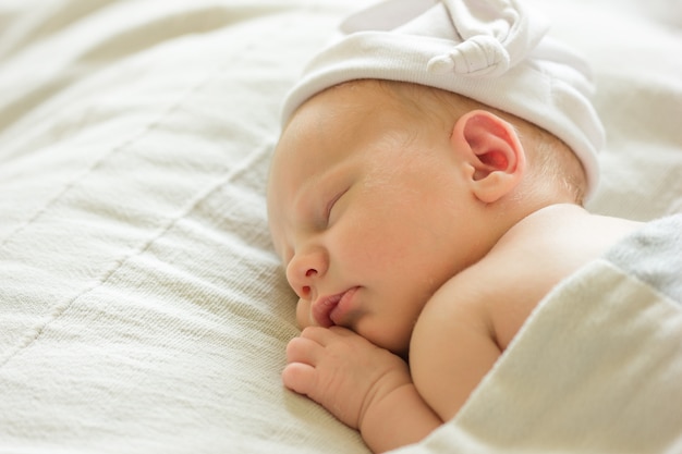 Bebe Endormi Nouveau Ne Enfant Dormir Dans Le Chapeau Beau Nouveau Ne Dans Son Lit Age De Deux Semaines Photo Premium