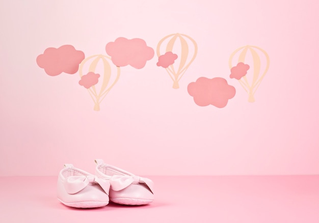 Bebe Fille Mignonne Chaussures Roses Sur Le Fond Pastel Rose Avec Des Nuages Et Des Ballons Photo Premium