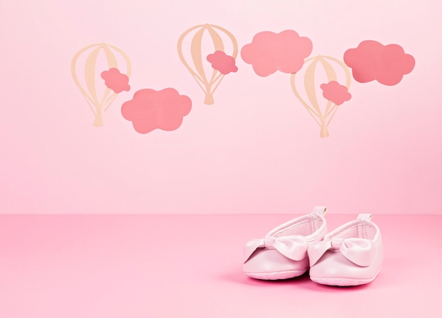 Bebe Fille Mignonne Chaussures Roses Sur Le Fond Pastel Rose Avec Des Nuages Et Des Ballons Photo Premium